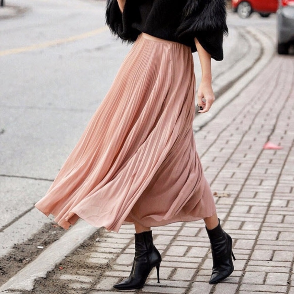SOLD Aritzia Wilfred Terre Pleated Midi Skirt Women’s size L Micro Pleats Blush